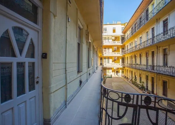 Cosy 2 Bedroom Flat In Akacfa St., Sol